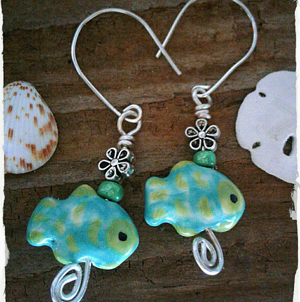 🐳 PAINTED CERAMIC FISHY EARRINGS 🐋 - Picture 5 of 5
